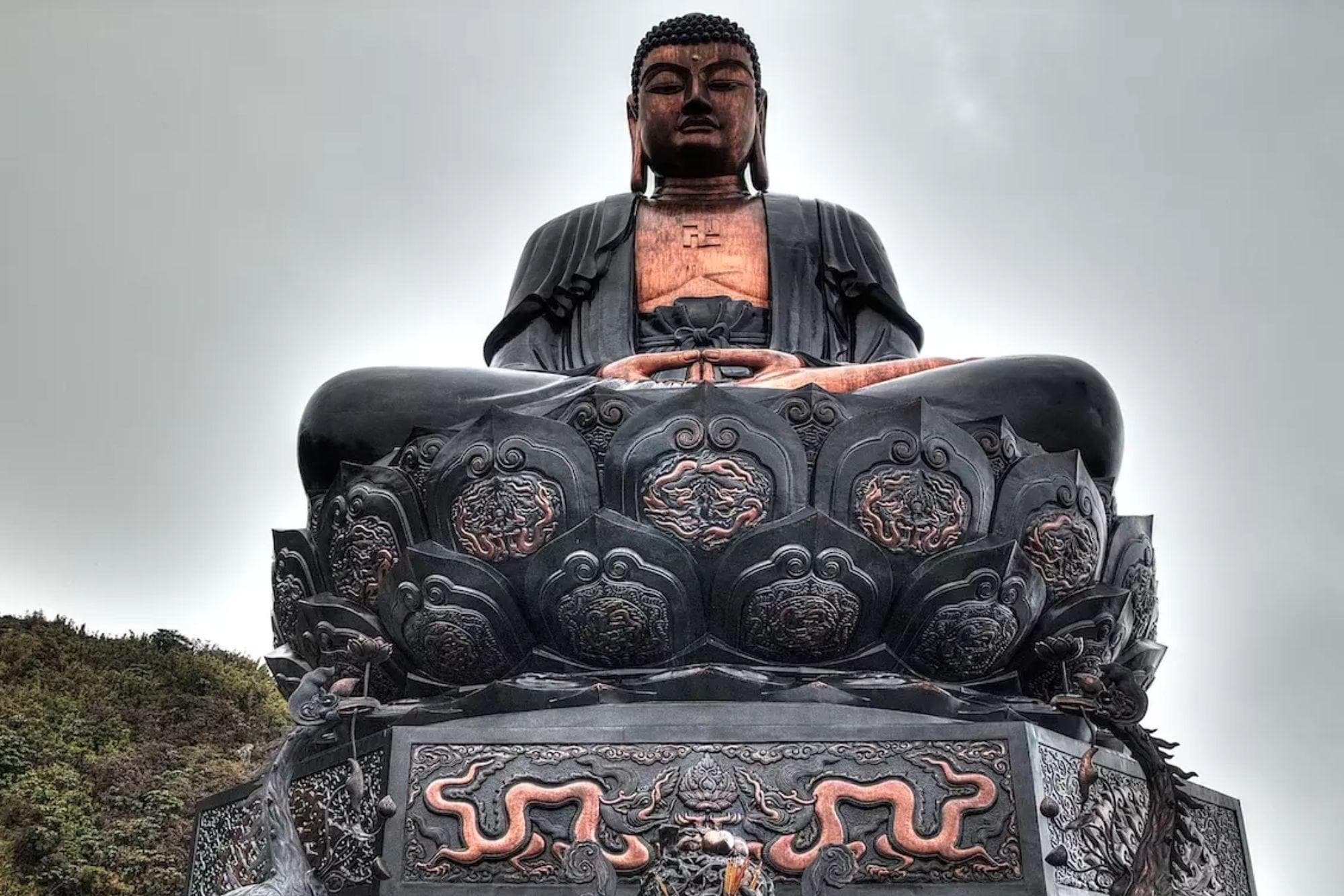 The statue is situated within the spiritual complex of the Sun World Fansipan Legend 